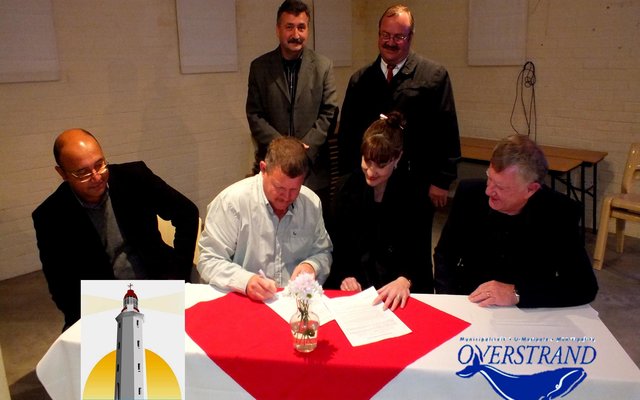 Gansbaai Sakekamer en Overstrand Munisipaliteit onderteken Memorandum of Understanding Voor: Christo van der Rheede (HUB, AHI), Fanie Bothma ,  Santie Reyneke-Naude: (Direkteur: Finansies van Overstrand Munisipaliteit) en Pieter Scholtz.  Agter : Piet Badenhorst (Voorsitter: AHI, Wes-Kaap) en Kat Myburgh.